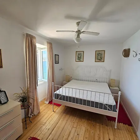 Apartment Submarine *