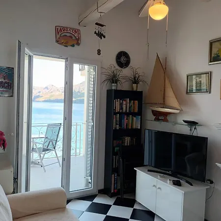 Apartment Submarine *