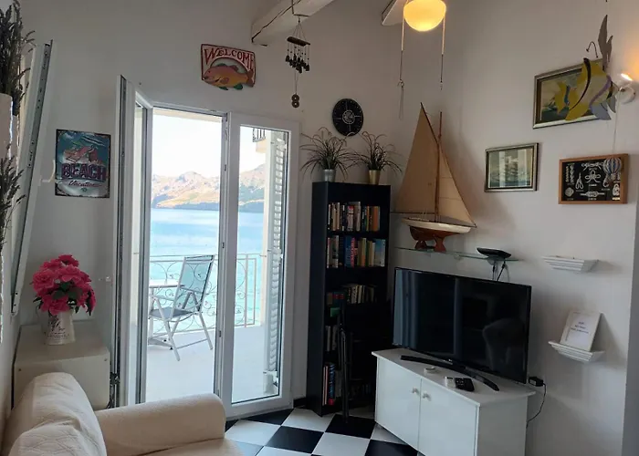 Apartman Submarine *