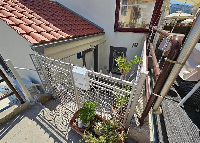 Submarine Apartman *